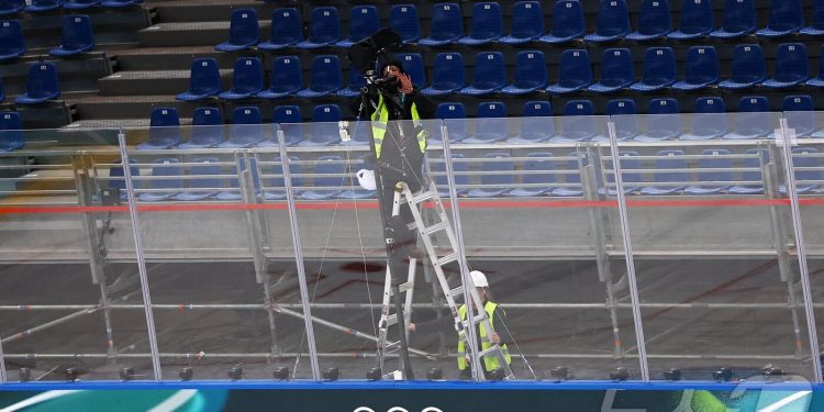 개막 코앞인데 아직 공사판