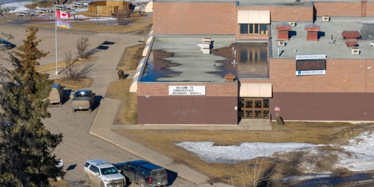 “고교 총격 8명 사망”…범인, 스스로 목숨 끊었다