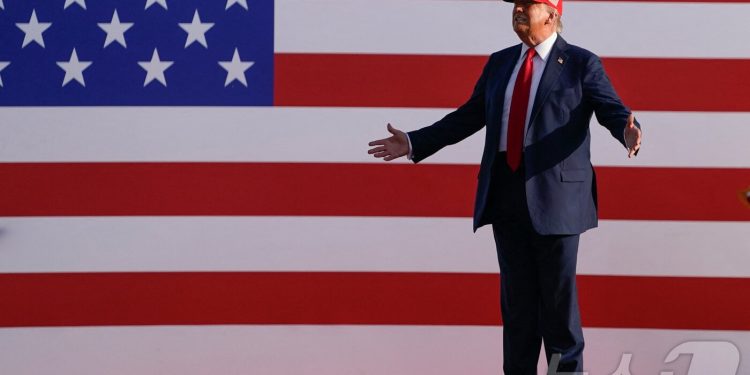 트럼프, 혼돈 속 2기 첫 국정연설…경제 성과 앞세워 반전 시도