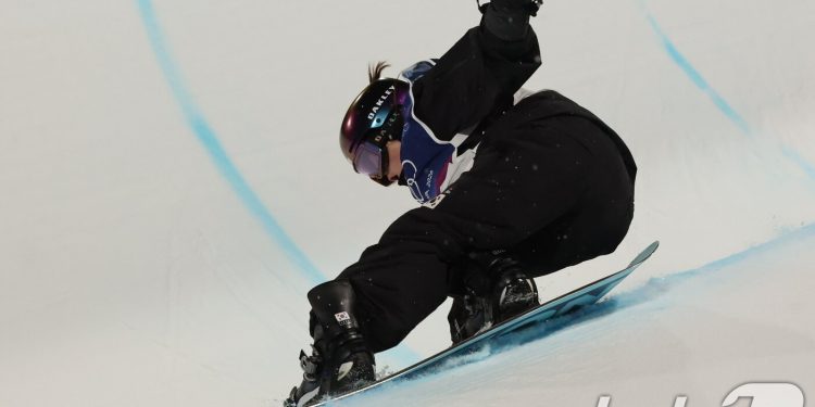 넘어지고 또 넘어졌다…18세 최가온, ‘기적의 금메달’