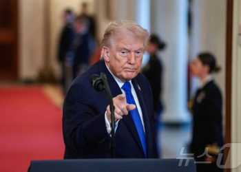 미국인 55% “트럼프, 잘못된 방향”…지지율 41.7%로 하락세