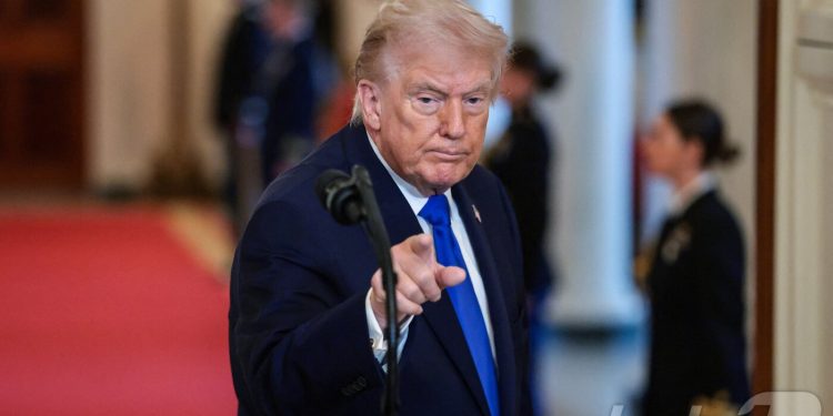 미국인 55% “트럼프, 잘못된 방향”…지지율 41.7%로 하락세