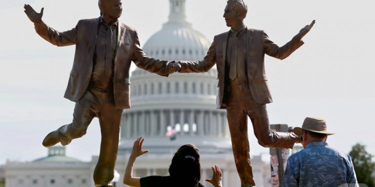 엡스타인 범죄 몰랐다던 트럼프, 2006년엔 경찰에 “다들 알고 있던 일”