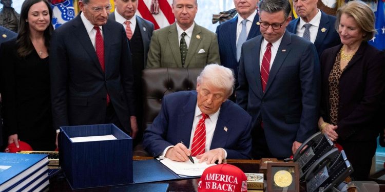 미국 ‘셧다운’ 나흘 만에 종료…예산안 서명으로 연방정부 정상화