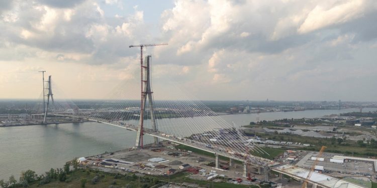 트럼프 “미·캐나다 국제교량 개통 불허”…소유권 절반 요구 파장