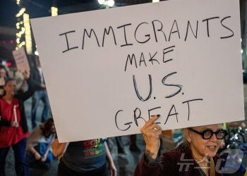 “낯선 나라로 즉각 추방은 위법”…美법원, 트럼프 제3국 송환 제동