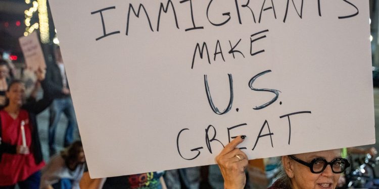“낯선 나라로 즉각 추방은 위법”…美법원, 트럼프 제3국 송환 제동