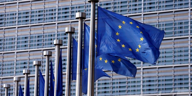 EU도 ‘유럽 퍼스트’…EV 보조금, 역내 부품 70% 의무화