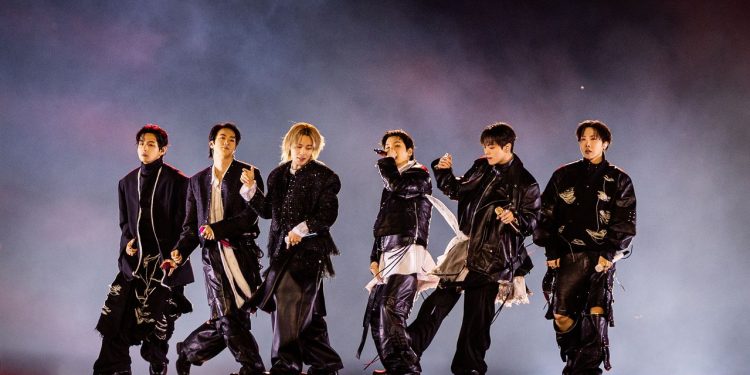 “광화문 공연 터졌다”…BTS, 넷플릭스 77개국 1위 싹쓸이