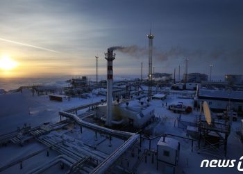 “유가 잡으려다 푸틴만 웃는다”…美, 러시아 원유 제재 한시 완화