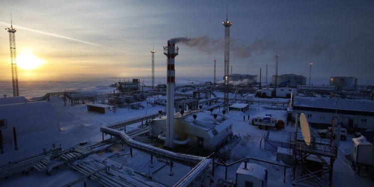 “유가 잡으려다 푸틴만 웃는다”…美, 러시아 원유 제재 한시 완화