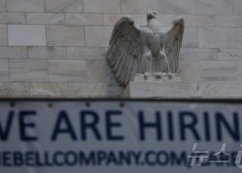 “유가 100달러 쇼크”…미국 금리 인하 기대 급속 후퇴