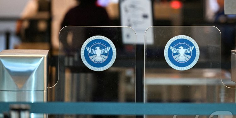 “공항 보안 붕괴 조짐”…美 TSA 요원 300명 사직