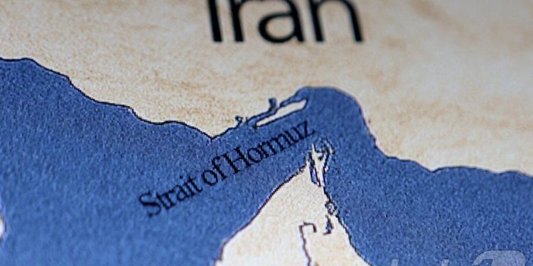 “군사력으론 못 연다”…호르무즈 해협 봉쇄, 해법은 ‘종전뿐’