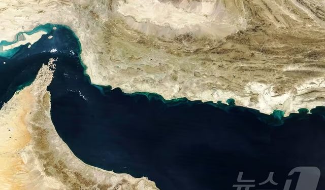 이란 “호르무즈 해협 통과하려면 돈 내라”…통행료 부과 추진