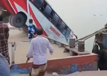 “버스 통째로 강으로”…방글라데시 참사, 어린이 포함 24명 사망