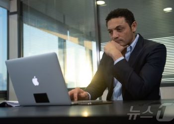 “AI 많이 쓸수록 머리 멍”…생산성 올리다 오히려 ‘역효과’