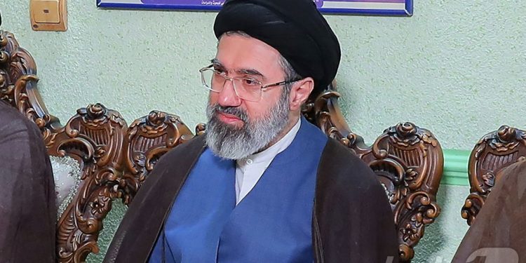 이란 새 최고지도자에 하메네이 아들 선출…미국과 정면 대결 선택