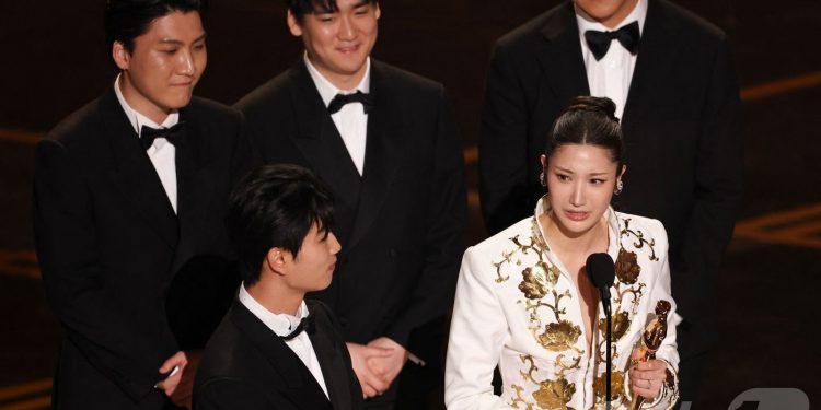 “K-팝 애니가 오스카 접수”…‘케데헌’ 아카데미 2관왕