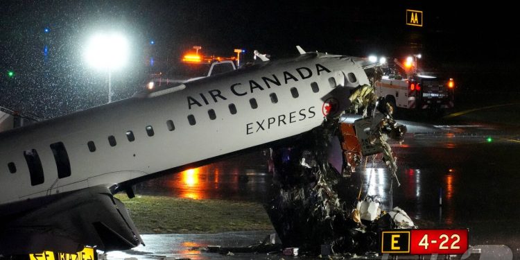 공항 참사…착륙 여객기 소방차와 충돌, 조종사 2명 사망