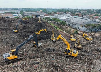 세계 최대 인니 쓰레기 매립지 붕괴…‘50m 쓰레기 산’ 무너져 7명 사망