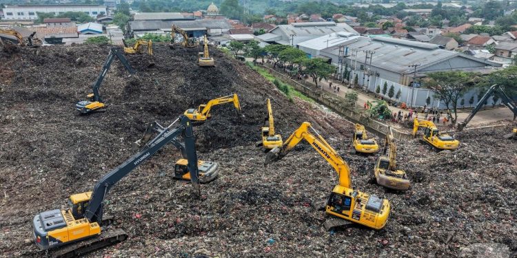 세계 최대 인니 쓰레기 매립지 붕괴…‘50m 쓰레기 산’ 무너져 7명 사망