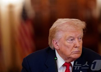 “확전이냐 철수냐”…전쟁 3주차 트럼프 선택의 기로