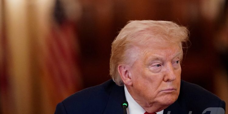 “확전이냐 철수냐”…전쟁 3주차 트럼프 선택의 기로