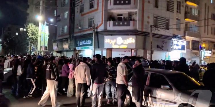 “살인자 죽었다” 환호 vs “복수하라” 분노…이란, 하메네이 사망에 극단 분열