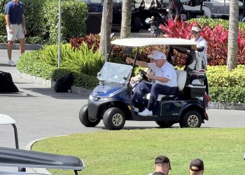 “전쟁 중 골프 라운딩?”…트럼프, 이란전 와중 골프 논란