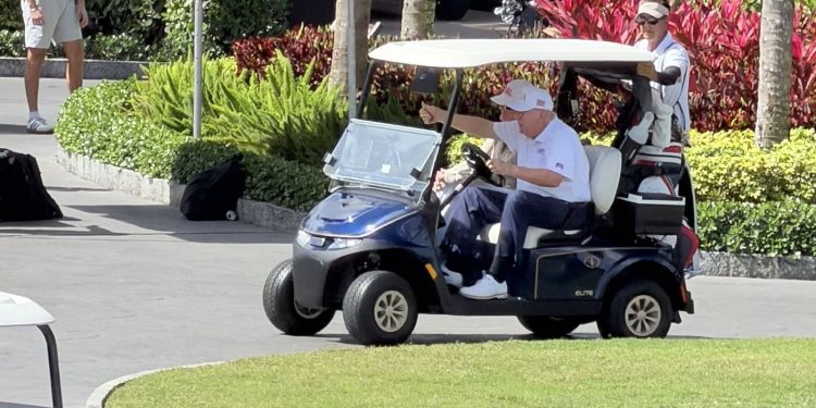 “전쟁 중 골프 라운딩?”…트럼프, 이란전 와중 골프 논란