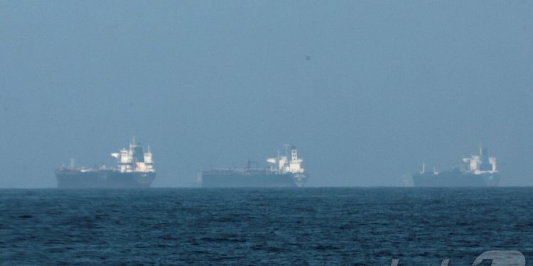 이란, 이라크 영해 유조선 공격…브렌트유 8% 급등하며 100달러 재돌파