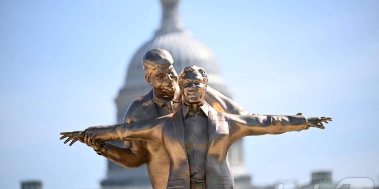 “엡스타인 뒤에서 안은 트럼프”…타이타닉 패러디 조각상 워싱턴 등장