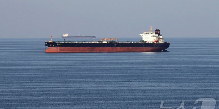 트럼프 “필요시 美해군, 호르무즈 통과 유조선 호위”