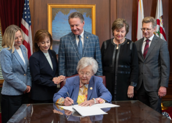 앨라배마 어린이 ‘스크린 타임’ 제한 법안 서명
