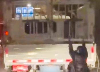 “불륜 의심에 트럭 매달렸다”…아내의 위험한 추격전 결말은