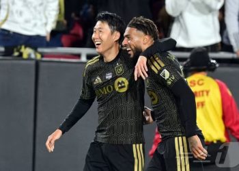 “도움만 4개”…손흥민, 전반 5골 모두 관여