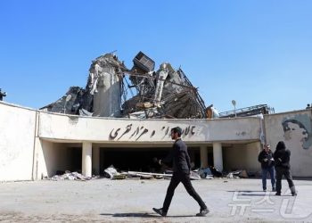 “물부터 채워라”…폭격 공포에 이란 시민들 ‘생존 준비’