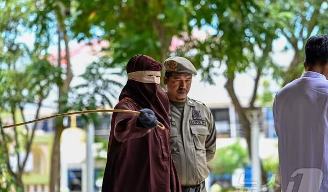 “혼외관계 이유로 100대”…인니 커플 공개 채찍형, 여성 실신