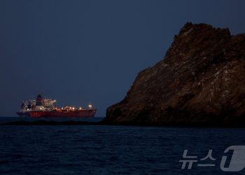 “하루 12척만 통과”…이게 개방? 호르무즈 사실상 ‘통제 운항’