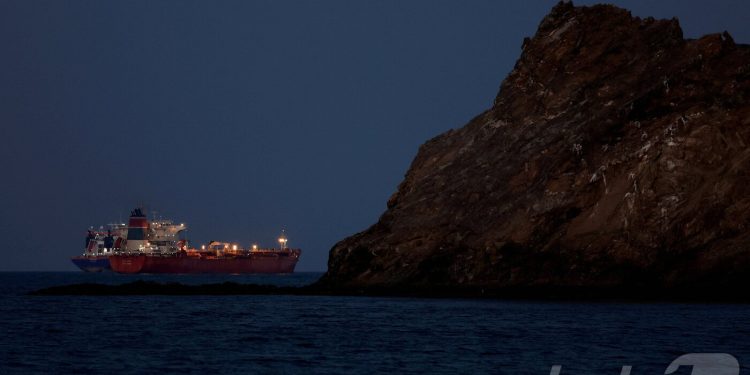 “하루 12척만 통과”…이게 개방? 호르무즈 사실상 ‘통제 운항’