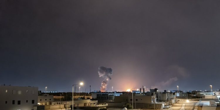 “기름줄 끊겼다”…사우디 송유관 타격에 하루 70만배럴 차질