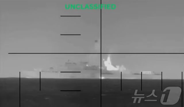 미 어뢰 맞은 이란 군함…생존자 240명 귀국