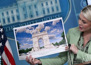 “파리보다 크게?”…트럼프 개선문 계획 역풍