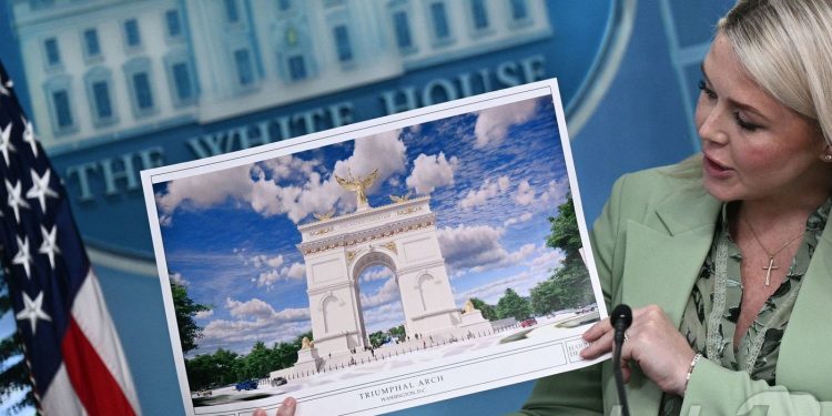 “파리보다 크게?”…트럼프 개선문 계획 역풍