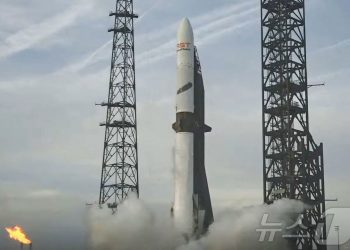 “머스크 긴장?”…베이조스, 재사용 로켓 회수 첫 성공