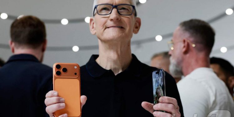 “팀 쿡 떠난다”…애플, 9월 CEO 교체 전격 발표