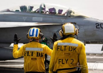 “화장실도 못 간다”…300일 바다 떠도는 美 항모, 장병들 ‘집에 보내달라’