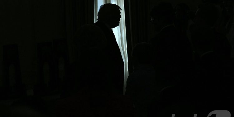 “전부 엉망진창”…트럼프 리더십에 백악관 내부도 ‘멘붕’