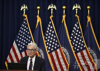 “금리 인하 없다”…美연준 매파 동결, 시장 충격